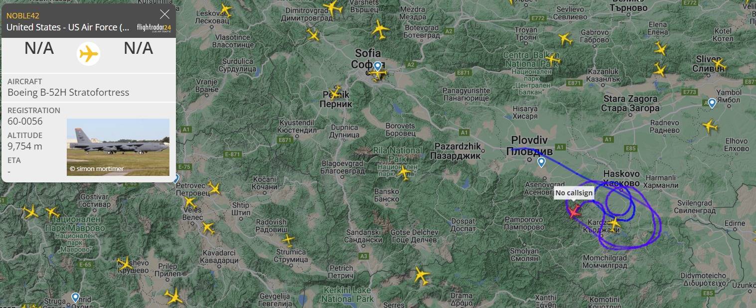  Полетът на двата бомбардировача B-52 